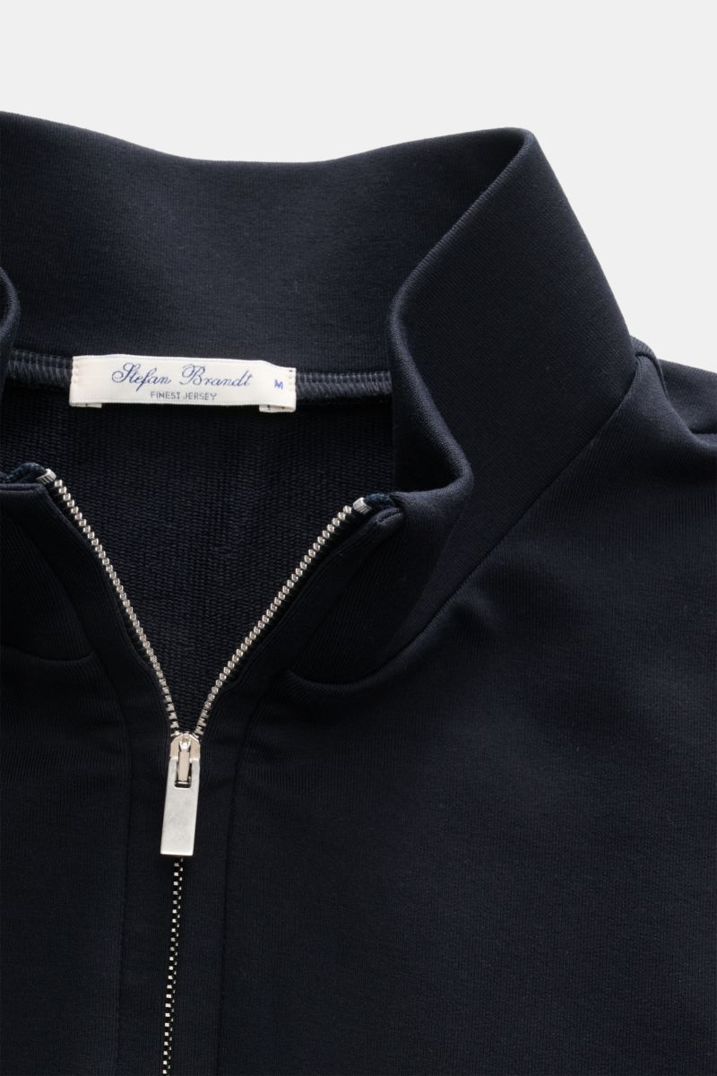 Close-up front view of the Stefan Brandt Sweat-Troyer 'Joar' navy, showing the standing collar with a silver zipper. Luxus, den man spürt: Selbst ein Basic wie der Sweat-Troyer 'Joar' wird bei STEFAN BRANDT zum Inbegriff von Komfort und Qualität. Gefertig