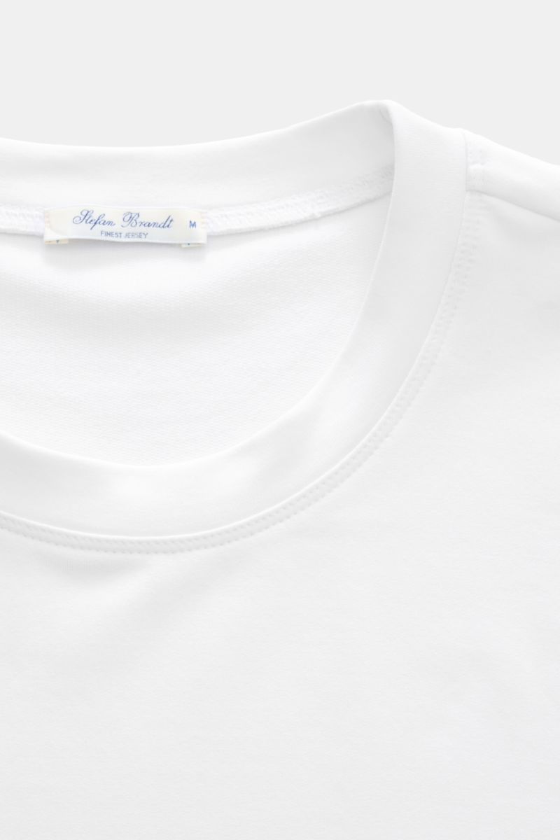 Close-up front view of the Stefan Brandt Sweatshirt 'Edwin' weiß showing the round neckline and label. Luxus, den man spürt: Selbst ein Basic wie das Sweatshirt 'Edwin' wird bei STEFAN BRANDT zum Inbegriff von Komfort und Qualität. Gefertigt aus leichter 