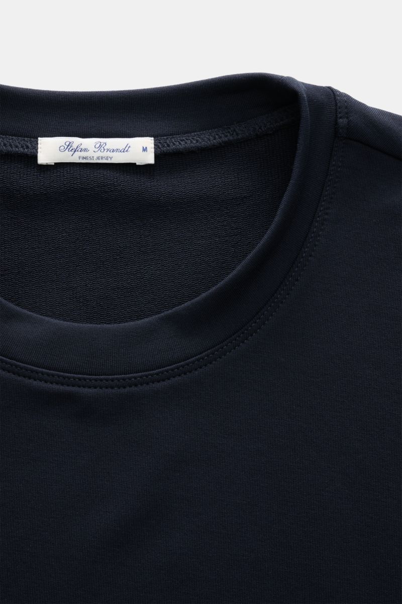 Close-up front view of the navy Stefan Brandt Sweatshirt 'Edwin' showing the round neckline and label. Luxus, den man spürt: Selbst ein Basic wie das Sweatshirt 'Edwin' wird bei STEFAN BRANDT zum Inbegriff von Komfort und Qualität. Gefertigt aus leichter 