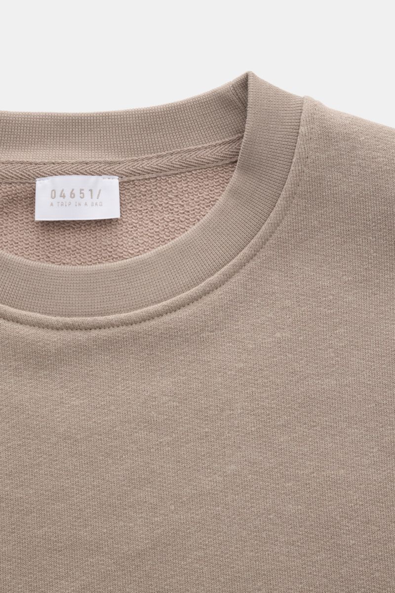 Close-up front top view of 04651/ A trip in a bag Crew neck sweatshirt 'CL Crew' taupe mottled showing crew neck and ribbed bands, cotton-linen blend. 

A versatile basic for the warmer months: This sweatshirt by 04651/ A TRIP IN A BAG features a casua
