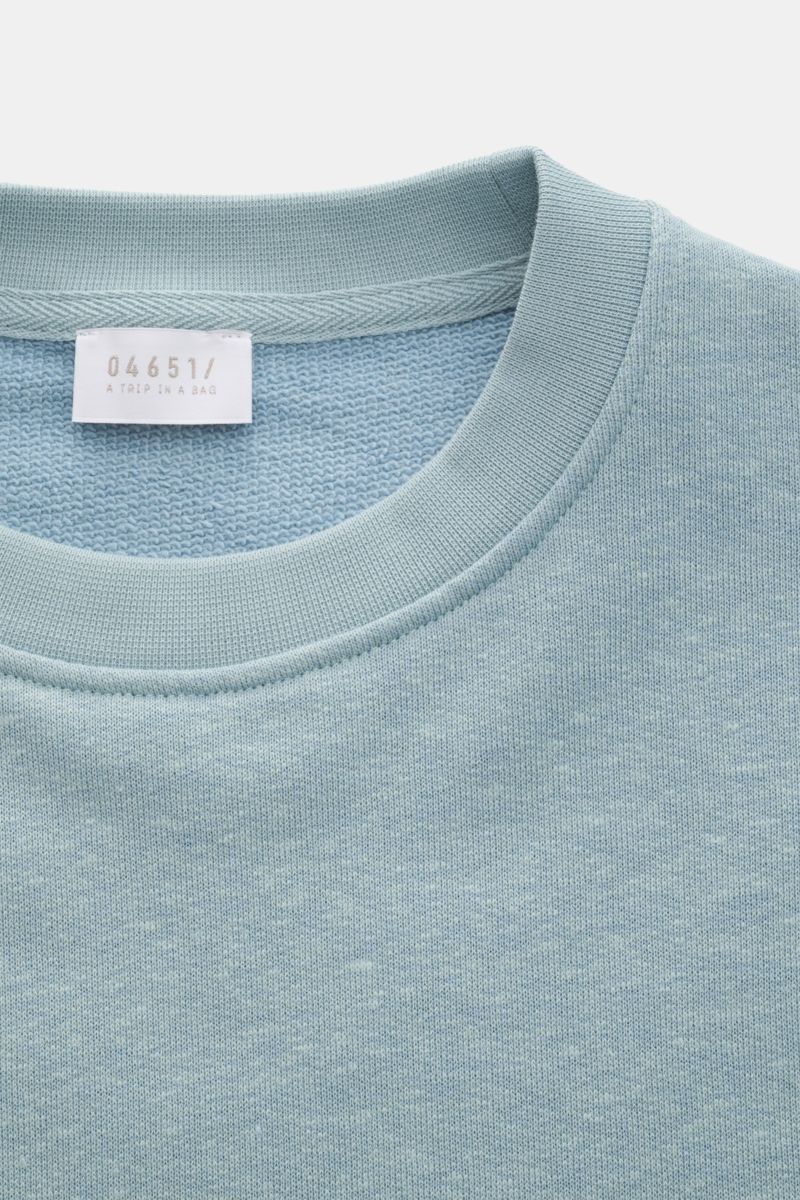 04651/ A trip in a bag Rundhals-Sweatshirt 'CL Crew' rauchblau meliert, Nahaufnahme von oben, Baumwoll-Leinen-Mix, weicher Griff, Regular Fit, Rundhalsausschnitt, elastische Rippbündchen, vielseitiges Basic für warme Saison.