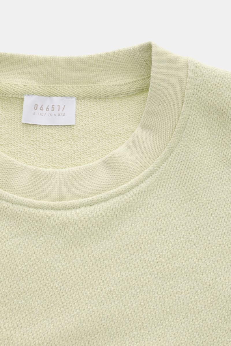 04651/ A trip in a bag Rundhals-Sweatshirt 'CL Crew' pastellgrün, Detailansicht von oben, Baumwoll-Leinen-Mix, weicher Griff, Regular Fit, elastische Rippbündchen.