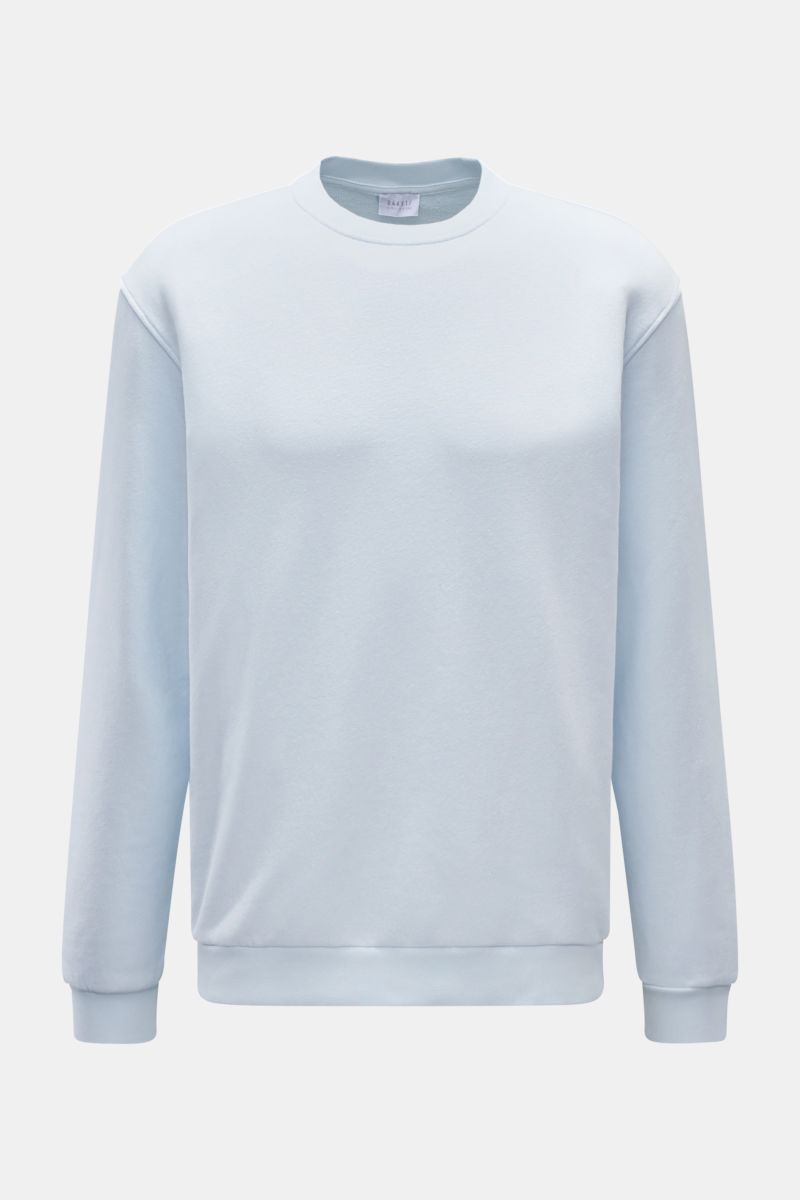 04651/ A trip in a bag Rundhals-Sweatshirt 'CL Crew' pastellblau, frontale Ansicht, Regular Fit, Baumwoll-Leinen-Mix, weicher Griff, Rundhalsausschnitt, elastische Rippbündchen.