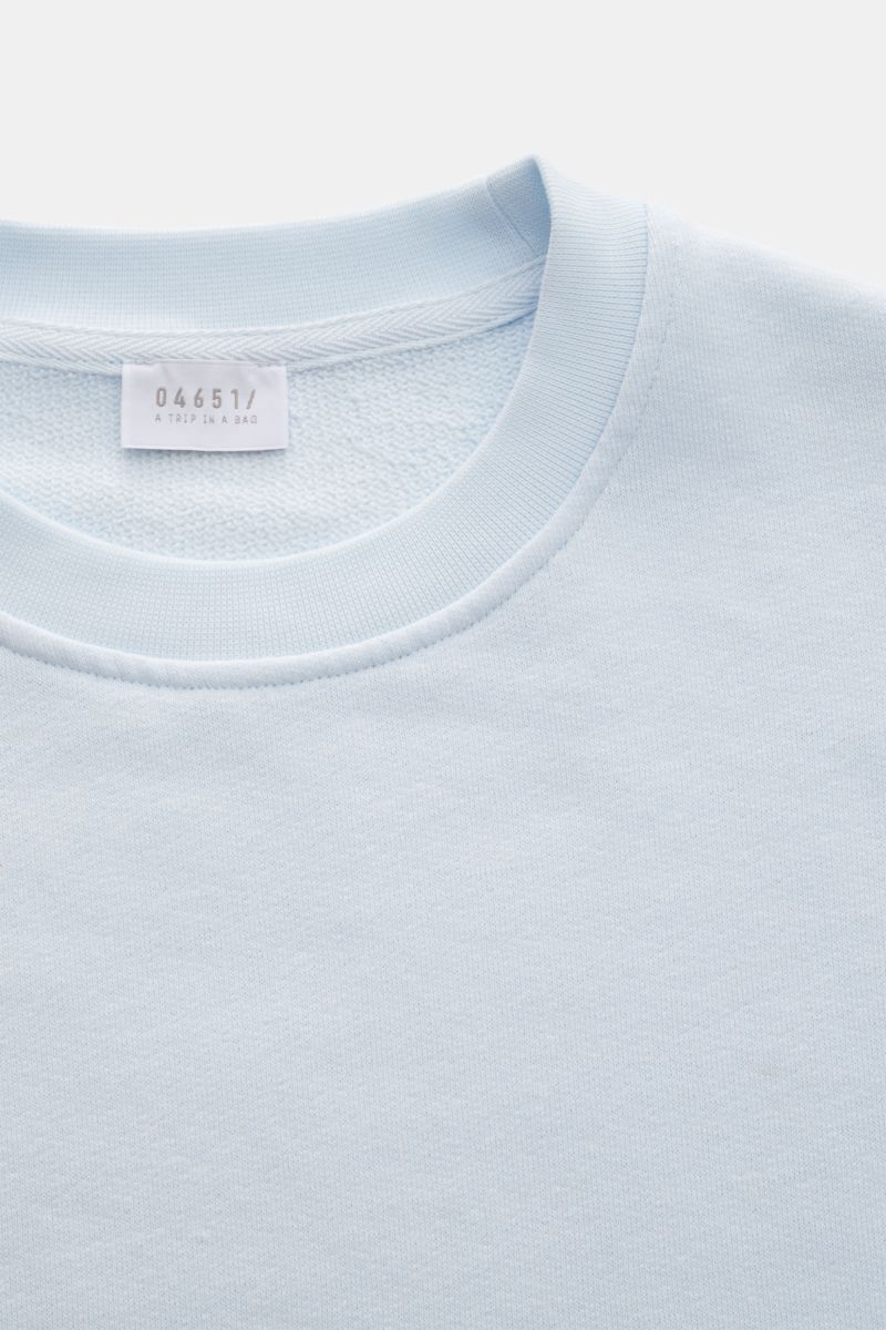 04651/ A trip in a bag Rundhals-Sweatshirt 'CL Crew' pastellblau, Nahaufnahme von oben, Regular Fit, Baumwoll-Leinen-Mix, weicher Griff, elastische Rippbündchen.