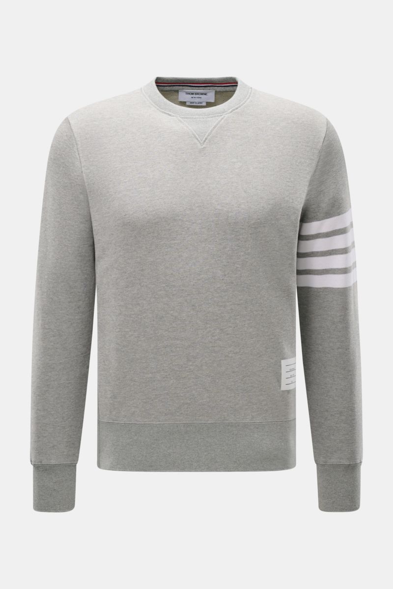 Thom Browne Rundhals-Sweatshirt grau meliert, frontale Nahaufnahme, Baumwolle, Regular Fit, Rundhalsausschnitt, Kontraststreifen Ärmel, Grosgrain-Schlaufe hinten, Rippbündchen, Saumschlitze mit Knöpfen.