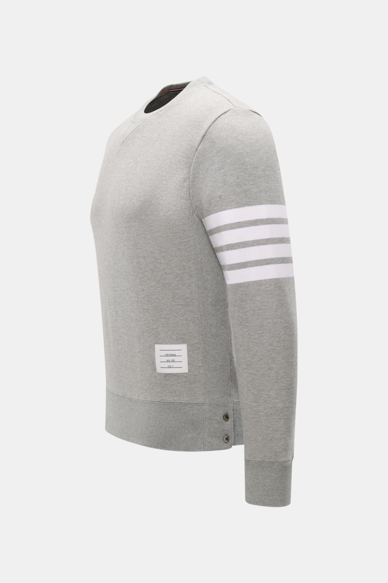 Thom Browne Rundhals-Sweatshirt grau meliert, seitliche Nahaufnahme, Baumwolle, Regular Fit, weiße Armstreifen, Grosgrain-Schlaufe, Rippbündchen, Knopfleiste.
