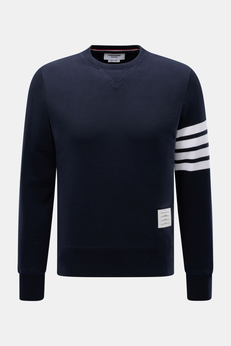 Thom Browne Rundhals-Sweatshirt navy, frontale Nahaufnahme, reines Baumwoll-Sweatshirt mit Rundhalsausschnitt, weiß-schwarze Ärmelstreifen, Grosgrain-Schlaufe, Rippbündchen, geknöpfte Saumschlitze.