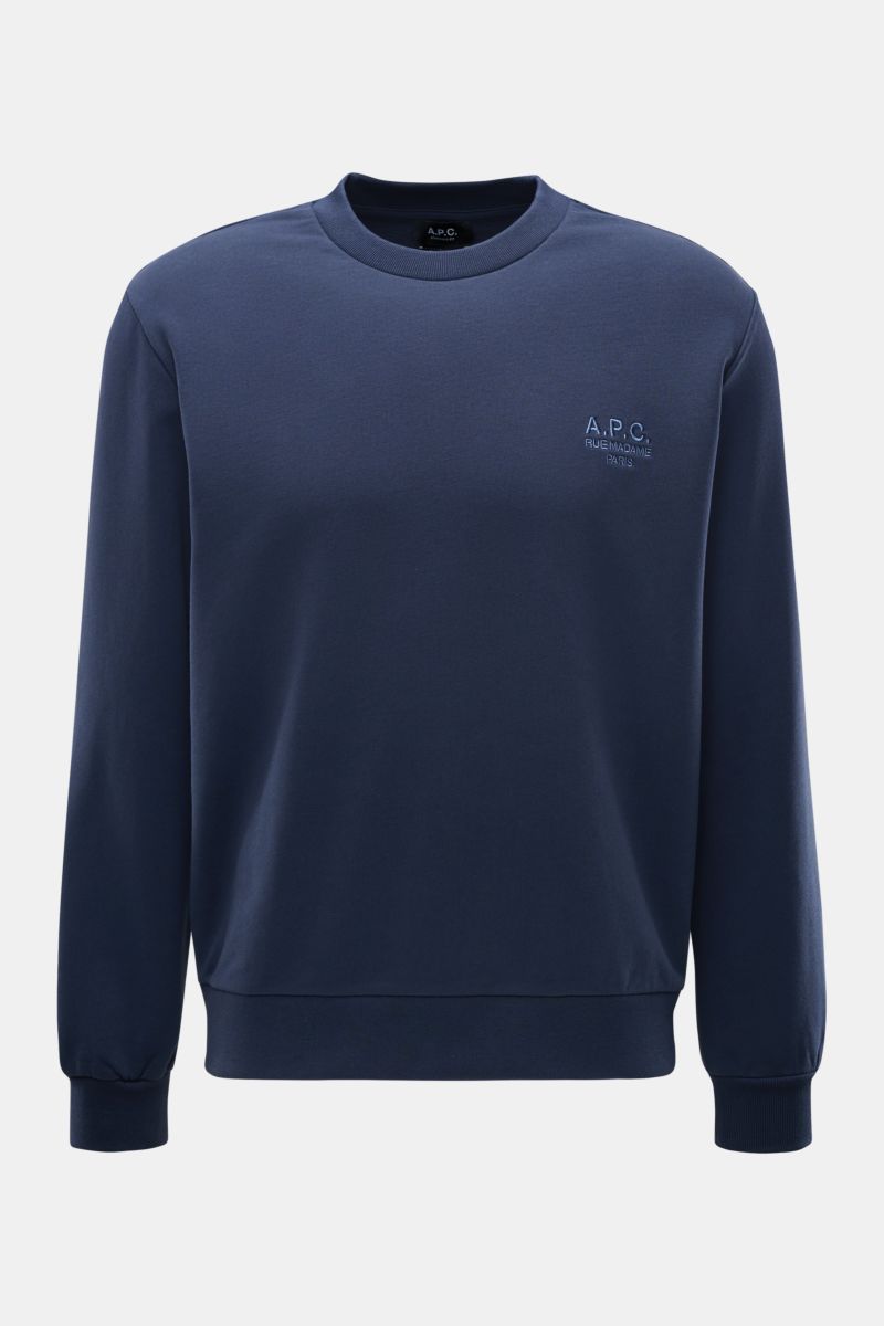 A.P.C. Rundhals-Sweatshirt 'Standard Rue Madame' navy, frontale Nahaufnahme, aus leicht elastischer Baumwolle mit farblich abgesetztem Logo-Stitching auf der Brust.