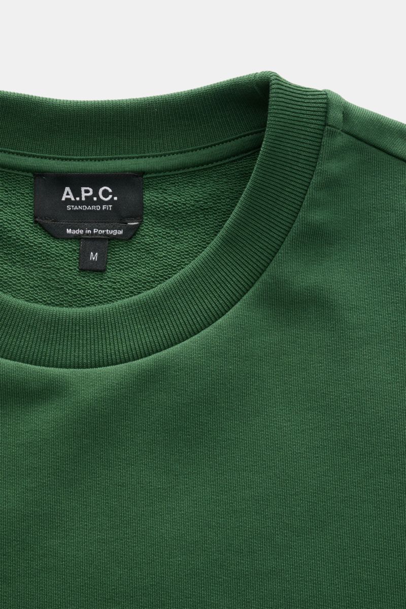 Nahaufnahme des A.P.C. Rundhals-Sweatshirt 'Standard Rue Madame' dunkelgrün mit elastischem Baumwollstoff, weichem Griff und Rippbündchen, von oben fotografiert.