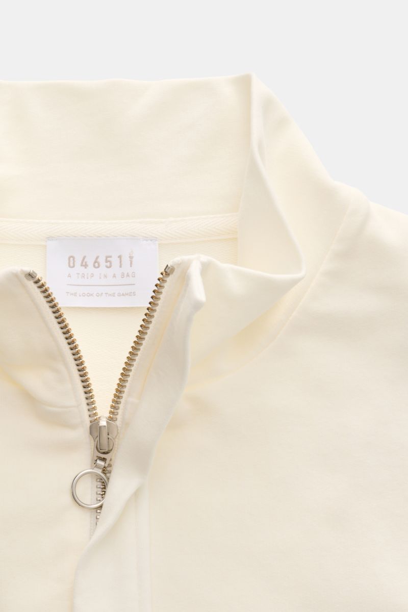 04651/ A trip in a bag Sweat-Troyer 'MC26' creme aus softem Baumwollsweat, Regular Fit, Troyer Kragen mit Zipper, Detailaufnahme von oben.