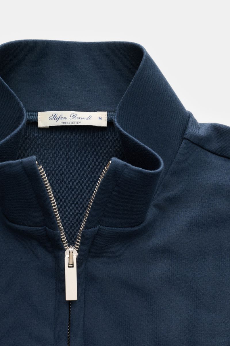Nahaufnahme der Stefan Brandt Sweatjacke 'Joseph' navy mit hochschließendem Stehkragen, silberfarbenem Zwei-Wege-Reißverschluss, Sweat aus reiner Pima-Baumwolle, komfortablem Stretch-Anteil, geschmeidigem Griff, leichter Qualität, Slim Fit, schrägen Leist