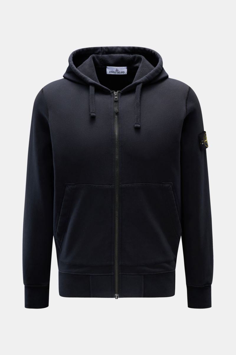 Frontale Aufnahme der Stone Island Sweatjacke dark navy mit Kapuze, Reißverschluss, Kängurutasche, Kompass-Badge und Rippbündchen.