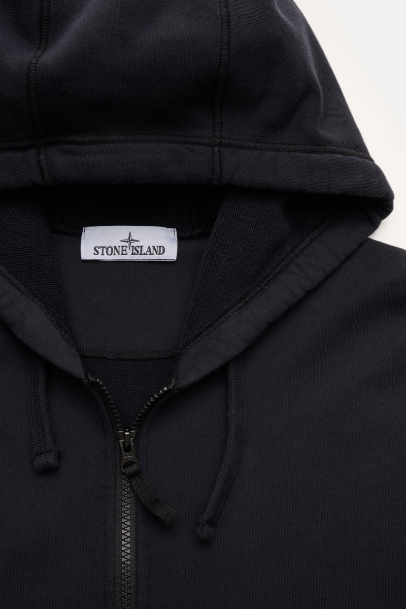 Stone Island Sweatjacke dark navy, Frontdetail mit Kapuze, Reißverschluss und Label, Baumwolle, regular fit, sportive Frühjahrsoptik.