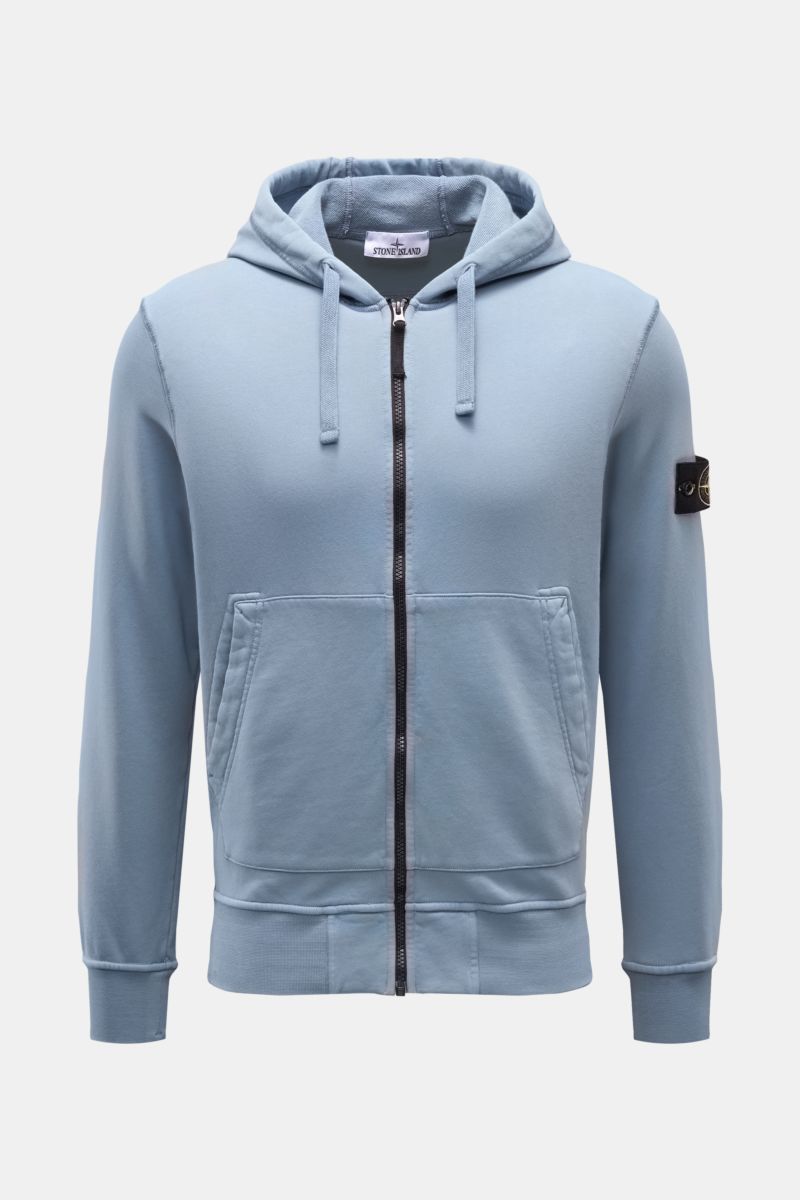 Front view of Stone Island Sweat jacket smoky blue, a slim-fit, piece-dyed cotton zip-up with hood, split kangaroo pocket, and compass badge on sleeve.

A relaxed basic from STONE ISLAND: This piece-dyed sweat jacket with a practical hood made of pure 