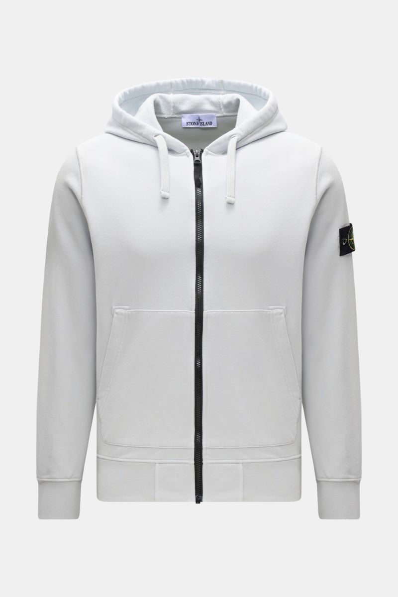 Stone Island Sweatjacke hellgrau, sportiv, aus reiner Baumwolle, Regular Fit, mit Kapuze, Kängurutasche, Reißverschluss, Kompass-Badge, frontale Sicht.