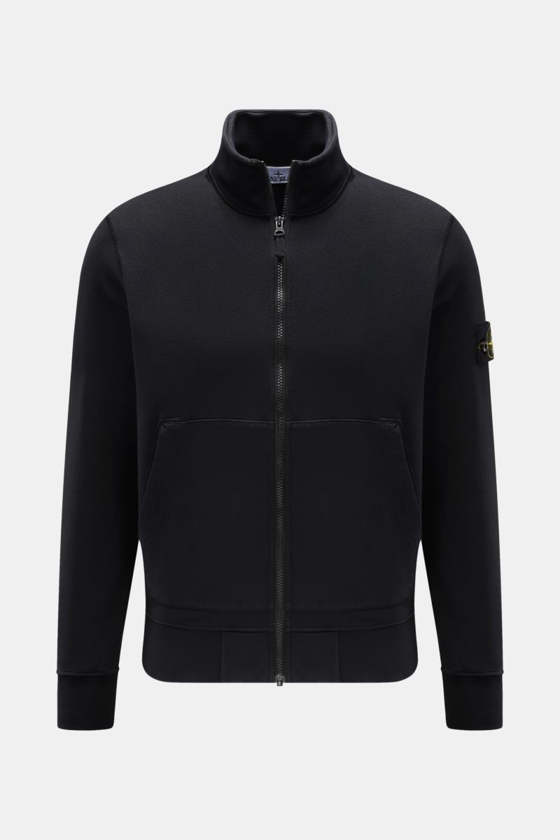 Front view of Stone Island Sweatjacke dark navy, garment-dyed soft cotton zip-up with high collar, split kangaroo pockets, ribbed cuffs, and compass badge on sleeve.

Description: Entspanntes Basic von STONE ISLAND: Mit sportiver Lässigkeit begleitet u