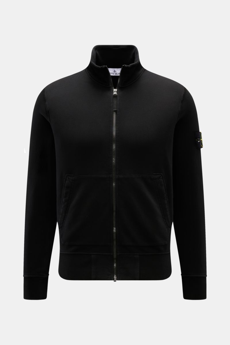 Front view of Stone Island Sweatjacke schwarz, garment dyed black cotton zip-up with stand collar, kangaroo pockets, and compass badge on sleeve.

Description: Entspanntes Basic von STONE ISLAND: Mit sportiver Lässigkeit begleitet uns die stückgefärbte