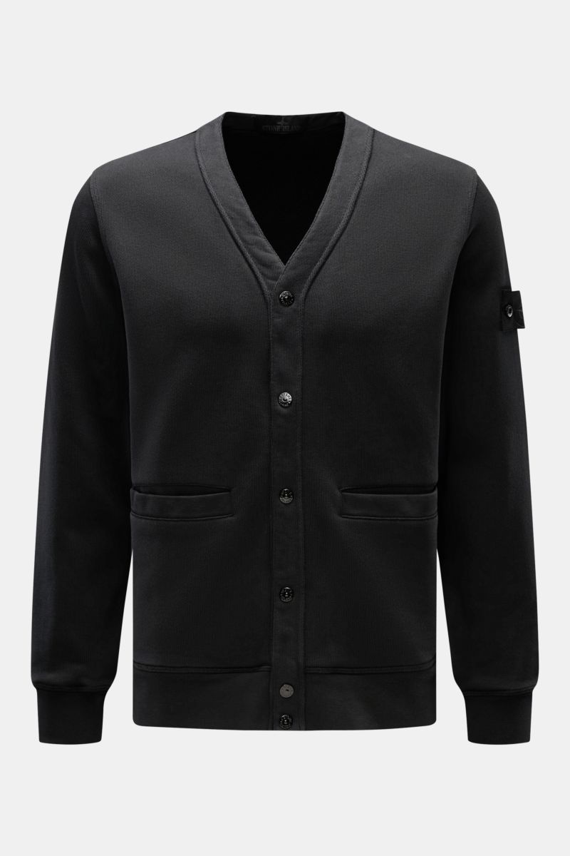 Stone Island Sweat-Cardigan 'Ghost Piece' schwarz, vorne fotografiert, aus reiner Baumwolle mit Druckknopfleiste, Leistentaschen, tonalem Kompass-Badge und Rippbündchen.