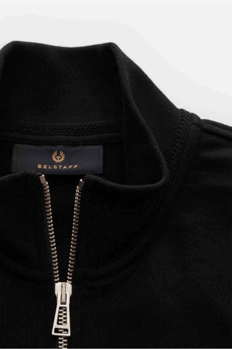Belstaff Sweatjacke 'Full Zip' schwarz in Nahaufnahme von oben, Baumwolle, Slim Fit, Stehkragen, robuster Reißverschluss, breite Bündchen.