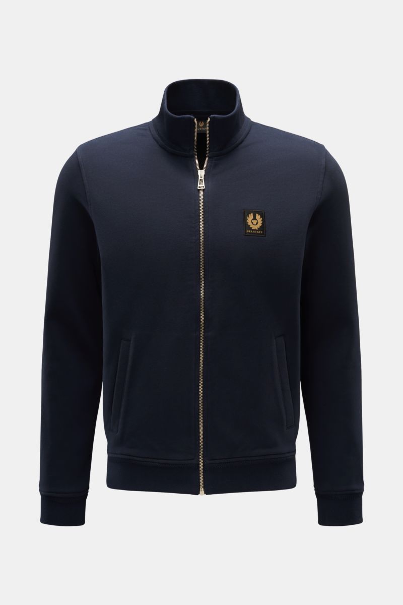Belstaff Sweatjacke 'Full Zip' navy, frontal fotografiert, aus reiner Baumwolle mit Slim Fit, hochschließendem Stehkragen, robustem Reißverschluss, schrägen Leistentaschen und breiten Bündchen.
