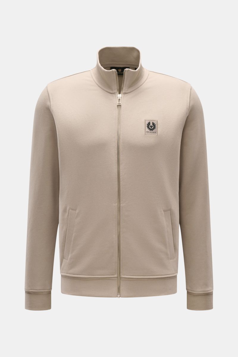 Belstaff Sweatjacke 'Full Zip' beige, frontal fotografiert, aus reiner Baumwolle mit Stehkragen, robustem Reißverschluss und schrägen Leistentaschen.