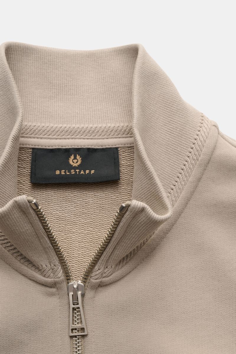 Belstaff Sweatjacke 'Full Zip' beige aus reiner Baumwolle mit geschmeidigem Griff, hochschließendem Stehkragen, robustem Reißverschluss, schrägen Leistentaschen, breiten Bündchen, Slim Fit, Nahaufnahme von oben.