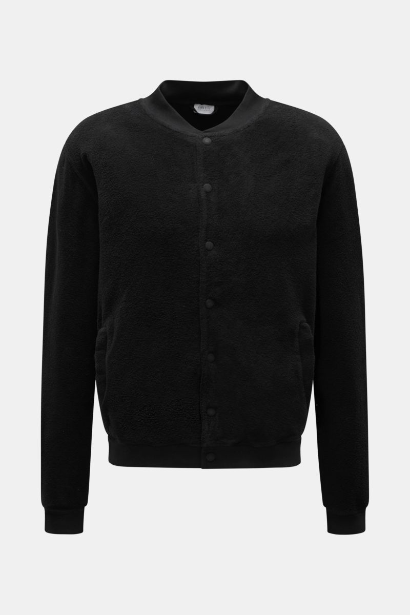 Front view of the 04651/ A trip in a bag Fleece blouson black, made of pure cotton fleece with a soft feel, slim fit, snap button placket, signature blouson collar in rib knit, angled hip pockets, comfortable ribbed bands, and a woven label in the side se