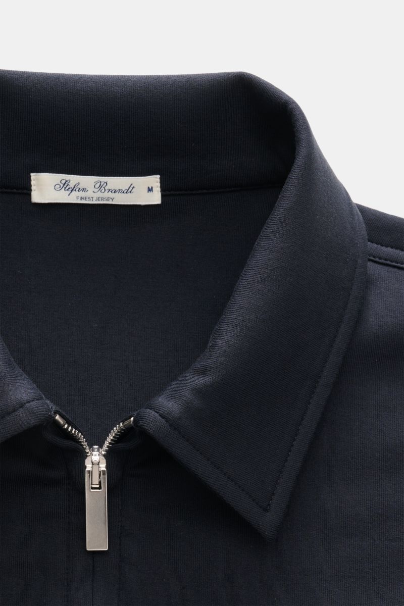 Close-up front view of Stefan Brandt Sweatjacke 'Alek' navy, showing a silver two-way zipper and folded collar in soft Pima cotton.

Spürbarer Komfort auf höchstem Niveau: Selbst ein Essential wie die Sweatjacke 'Alek' wird bei 