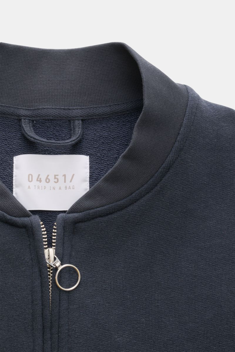 04651/ A trip in a bag Sweatjacke 'CL Bomber' navy, close-up Frontansicht mit robustem Zwei-Wege-Reißverschluss, Blousonkragen, Bio-Baumwolle-Leinen-Mix, garment-dyed und weichem Griff.