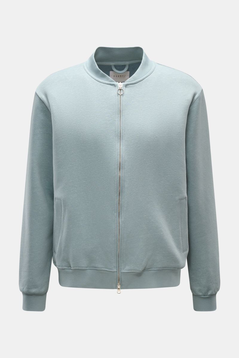 Frontansicht der 04651/ A trip in a bag Sweatjacke 'CL Bomber' rauchblau aus Bio-Baumwolle und Leinen mit robustem Zwei-Wege-Reißverschluss und Blousonkragen.