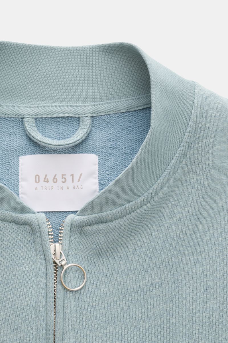 04651/ A trip in a bag Sweatjacke 'CL Bomber' rauchblau, nahes Detailfoto des Blousonkragens, robustem Zwei-Wege-Reißverschluss und weichem Bio-Baumwolle-Leinen-Mix.