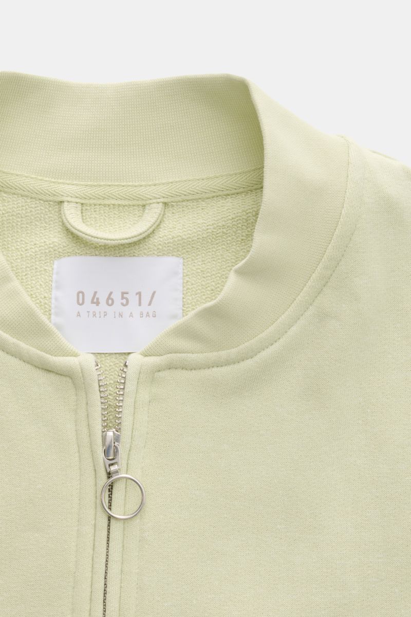 04651/ A trip in a bag Sweatjacke 'CL Bomber' pastellgrün, nah aus schräger Front, Bio-Baumwolle, Leinen, garment-dyed, Reißverschluss, Blousonkragen