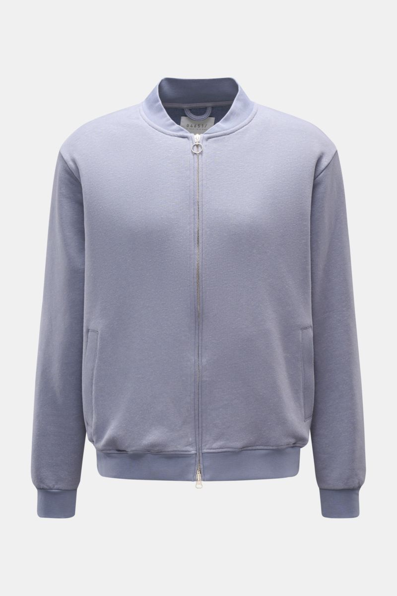 Frontansicht der lavenderfarbenen 04651/ A trip in a bag Sweatjacke 'CL Bomber' aus Bio-Baumwolle und Leinen mit robustem Zwei-Wege-Reißverschluss, Blousonkragen und schrägen Taschen.