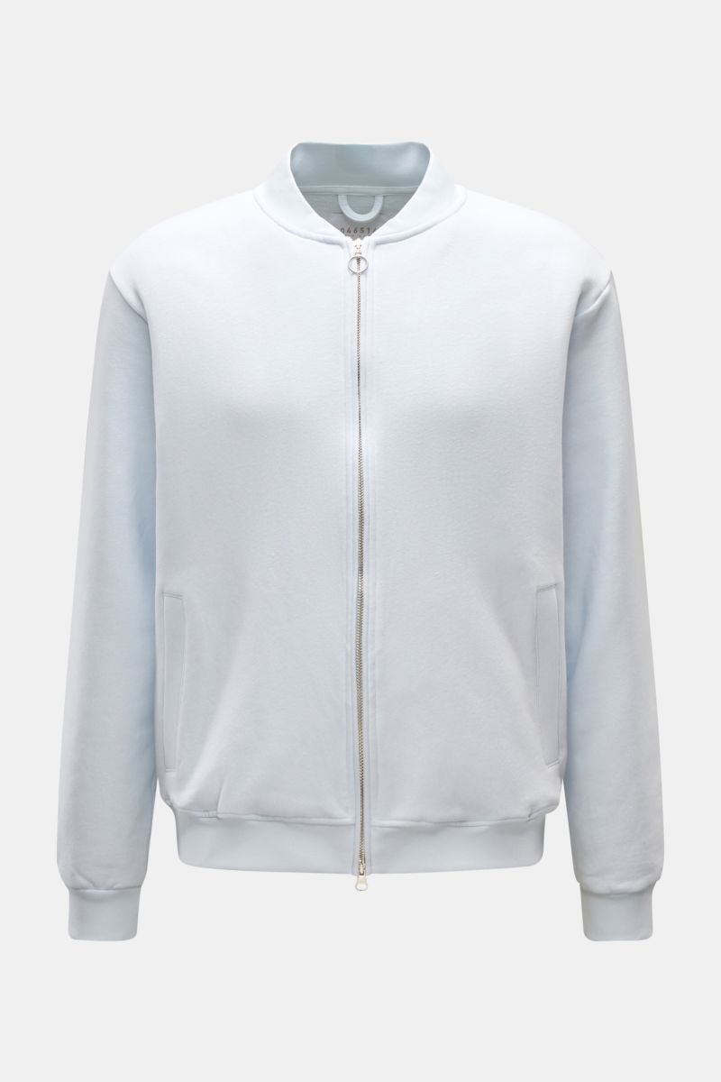 Frontansicht der pastellblauen 04651/ A trip in a bag Sweatjacke 'CL Bomber' aus Bio-Baumwolle und Leinen mit robustem Zwei-Wege-Reißverschluss, Blousonkragen, schrägen Leistentaschen, flexible Rippbündchen, oversized Fit und garment-dyed Finish für lässi
