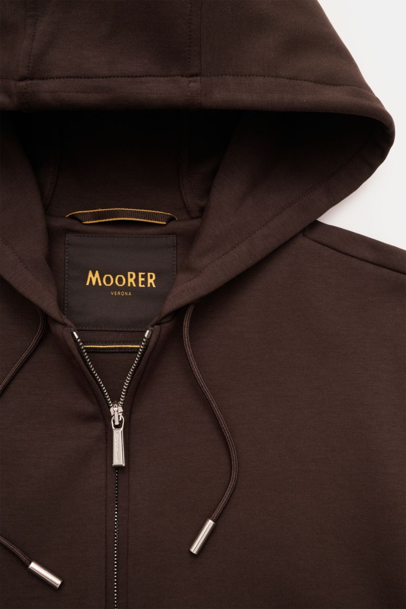 Close-up front view of Moorer Sweat jacket 'Matthew Felpa' dark brown with drawstring hood, two-way zip, and soft double-sided knit fabric. Sporty luxury: This sweat jacket by MOORER in a double-sided knit is exceptionally soft with excellent elasticity. 