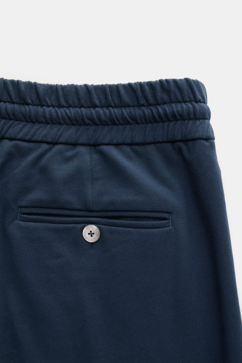 Nahaufnahme der Gesäßtasche mit Knopf und elastischem Bund der Stefan Brandt Sweathose 'Jonas' dunkelblau aus weichem Pima Baumwoll-Sweat, Slim Fit, kurzer Schnitt, mit Zipper, Tunnelzug, seitlichen Taschen und dekorativen Biesen.