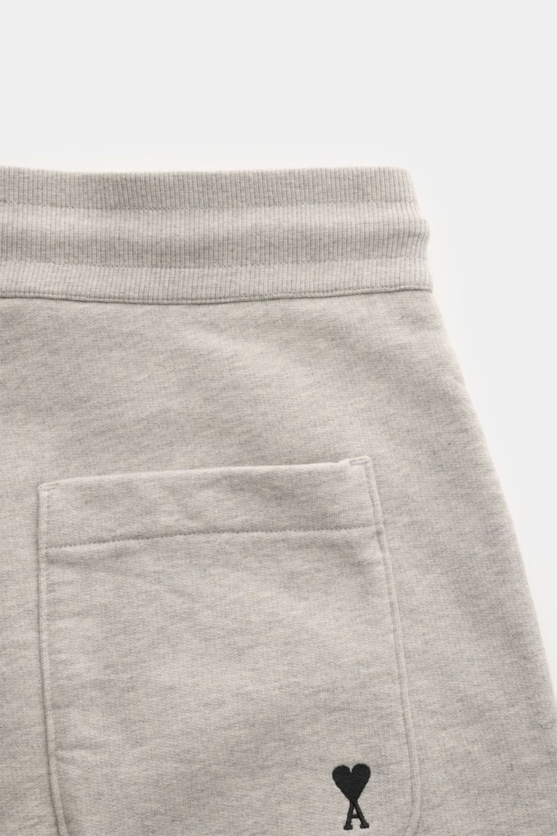 Ami Paris Sweathose 'Quota' grau meliert shown from a close-up rear side perspective, featuring elastic waistband, back pocket with logo stitching, soft elastic cotton fabric.

Komfort trifft auf Pariser Lässigkeit: Die 'Quota' Sweathose von AMI PARIS 