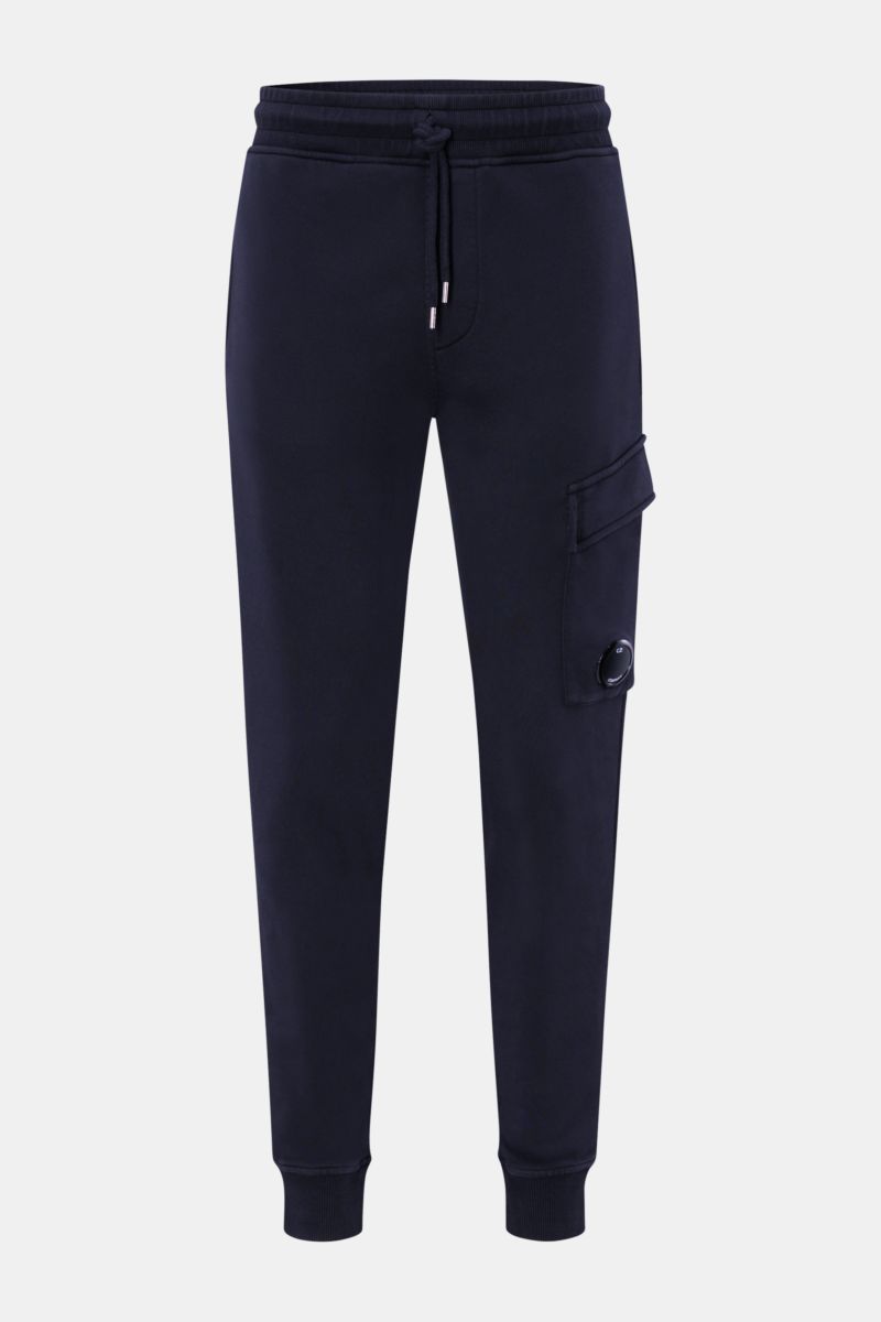 Front view of C.P. Company Cargo-Sweathose dark navy, slim fit, short cut sweatpants made of pure cotton with elastic waistband, side and cargo pockets, and ribbed cuffs; Für legere Looks in der Frühlingssaison: Die Sweathose von C.P. COMPANY überzeugt mi