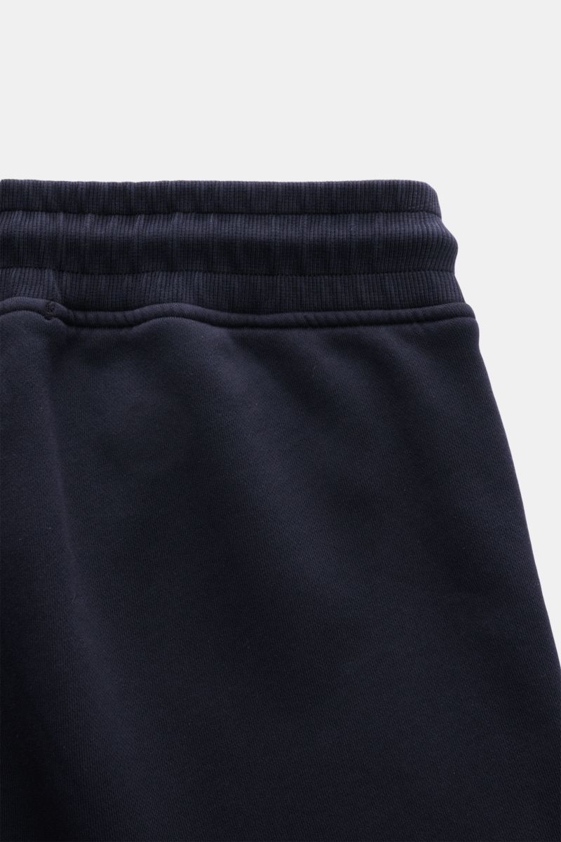 Close-up front view of the elastic waistband on the C.P. Company Cargo-Sweathose dark navy, made of soft, pure cotton sweat fabric.

Description: Für legere Looks in der Frühlingssaison: Die Sweathose von C.P. COMPANY überzeugt mit hohem Tragekomfort a