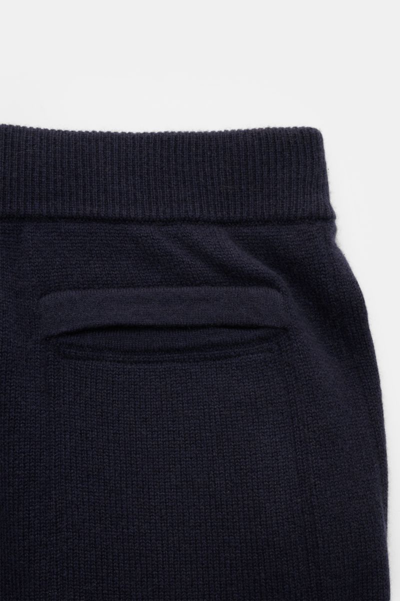 Nahaufnahme der Leistentasche und des elastischen Bundes der von Braun Cashmere Jogpants navy, aus weichem, mongolischem Cashmere mit sportivem, geradem Schnitt.