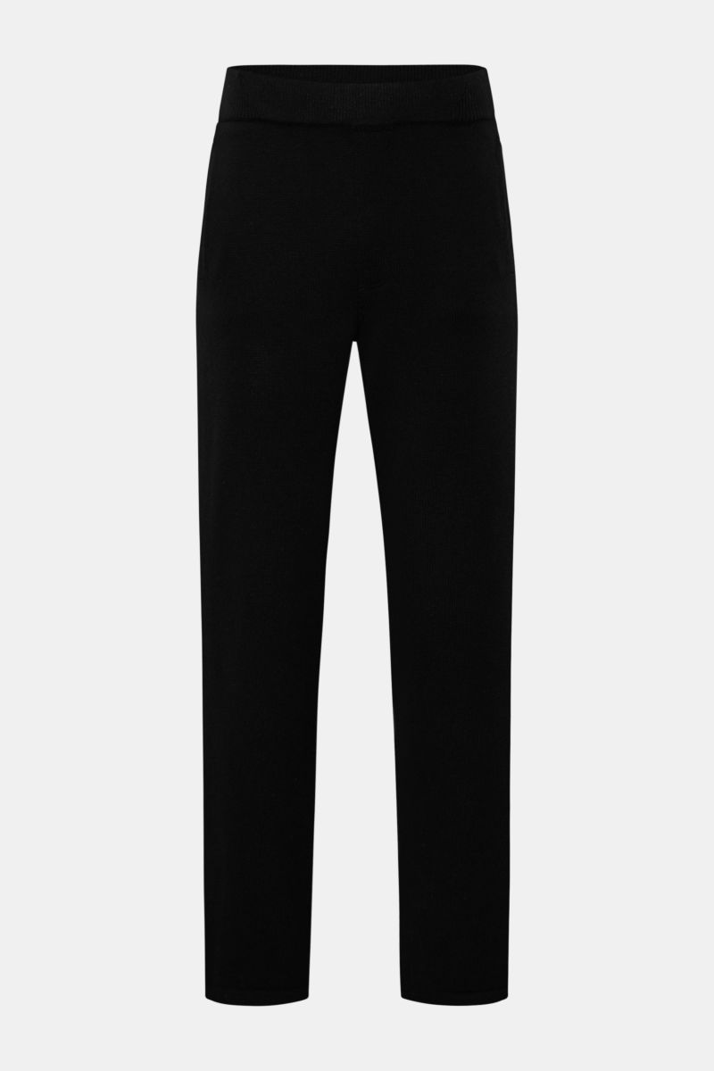 von Braun Cashmere Jogpants schwarz, frontal aus leichter Vogelperspektive, gerader Schnitt, elastischer Bund, schräge Hüfttaschen, weich, wärmend, aus mongolischem Cashmere.