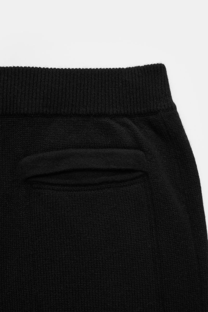 Von oben fotografierte von Braun Cashmere Jogpants schwarz mit elastischem Bund, angedeutetem Eingriff, Leistentasche und schräger Hüfttasche.