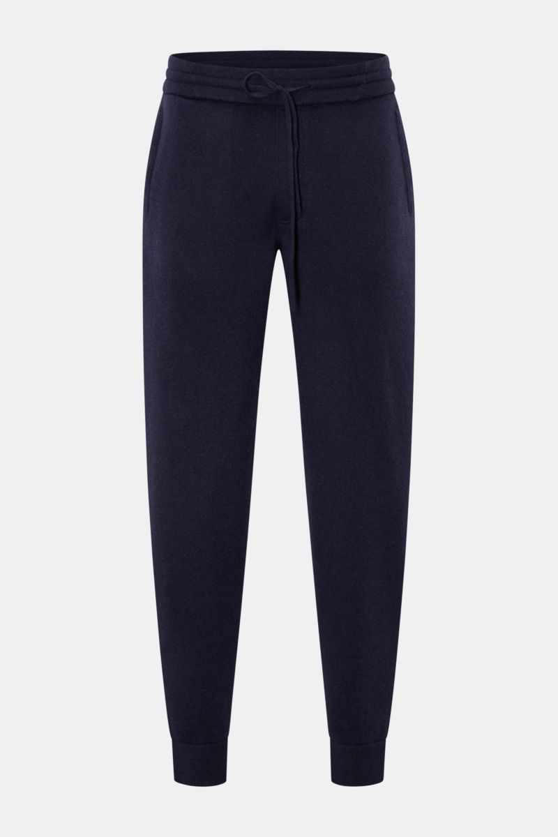 Frontale Ansicht der von Braun Cashmere Jogpants navy aus weichem, reinem Cashmere mit elastischem Bund, Tunnelzug, schmal zulaufendem Tapered Fit und Taschen.