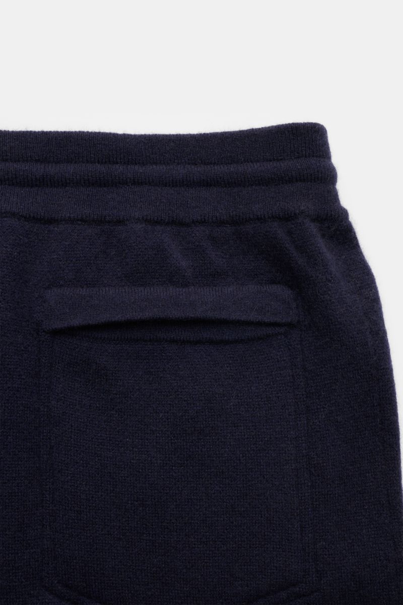 von Braun Cashmere Jogpants navy aus weichem, reinem Cashmere mit elastischem Bund, Tunnelzug und Leistentasche, Detailaufnahme von hinten oben
