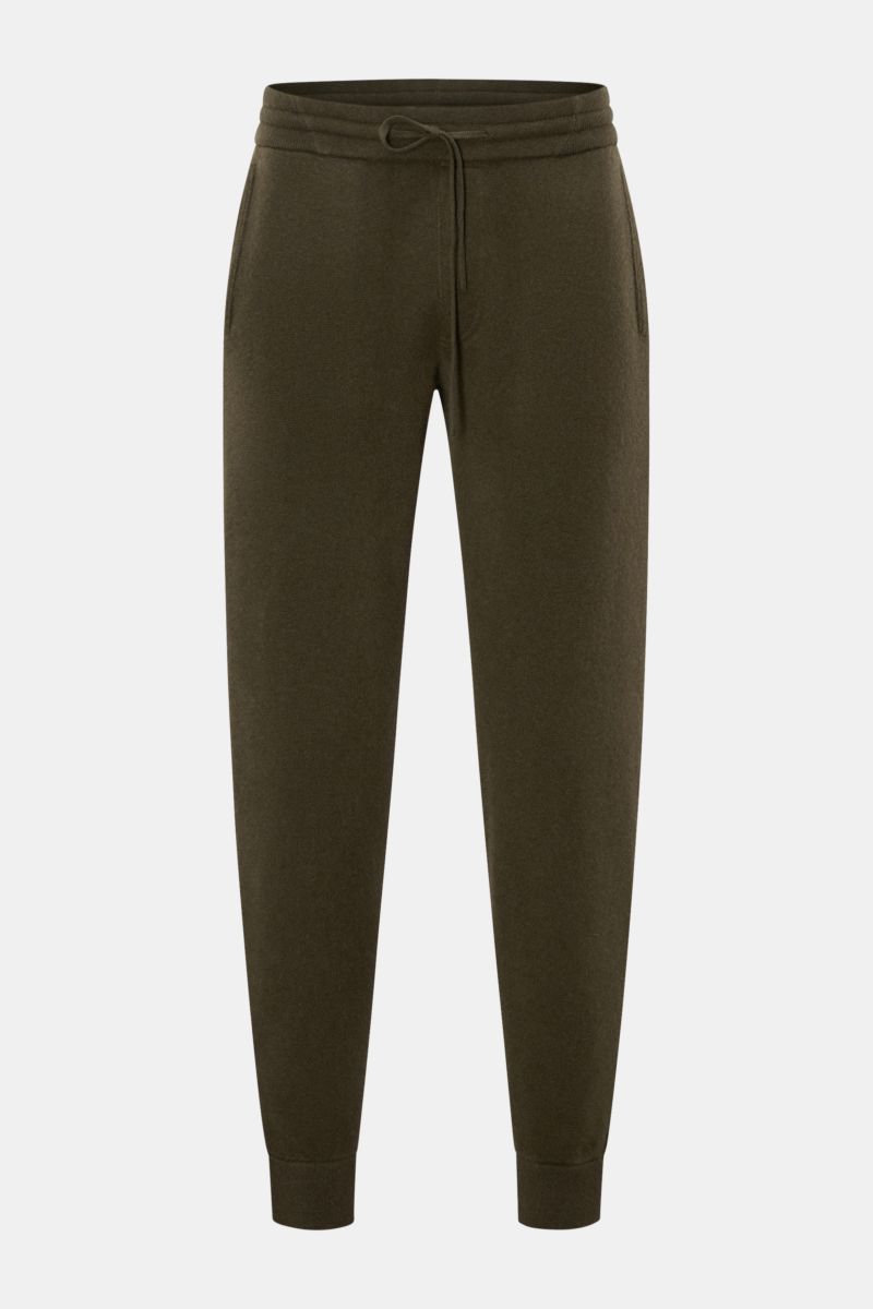 von Braun Cashmere Jogpants dark olive, frontal fotografiert, weiche, schmal zulaufende Jogpants aus reinem, feinem Cashmere mit hohem Bund, Tunnelzug, angedeutetem Eingriff, schrägen Hüft- und Leistentaschen am Gesäß.