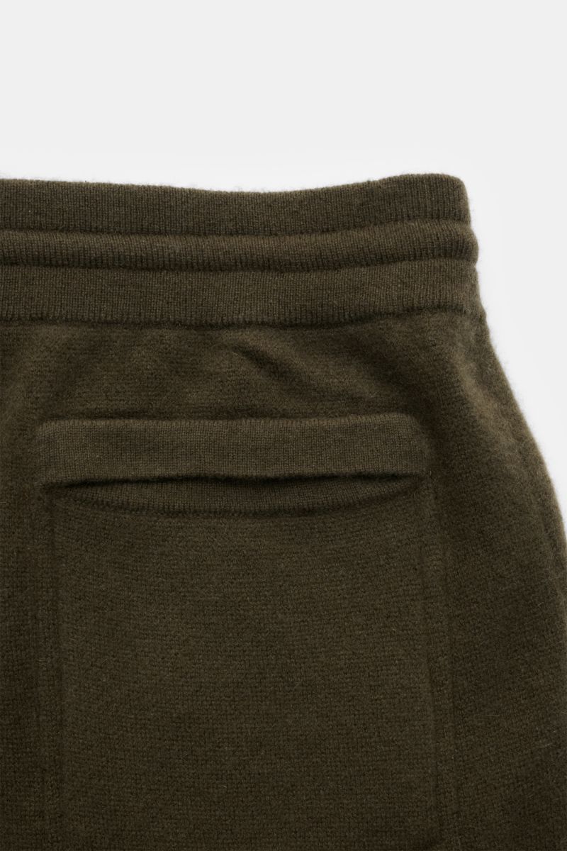 von Braun Cashmere Jogpants dark olive, Detailansicht von hinten oben, weicher reiner Cashmere-Strick, elastischer Bund, Leistentasche, tapered Fit
