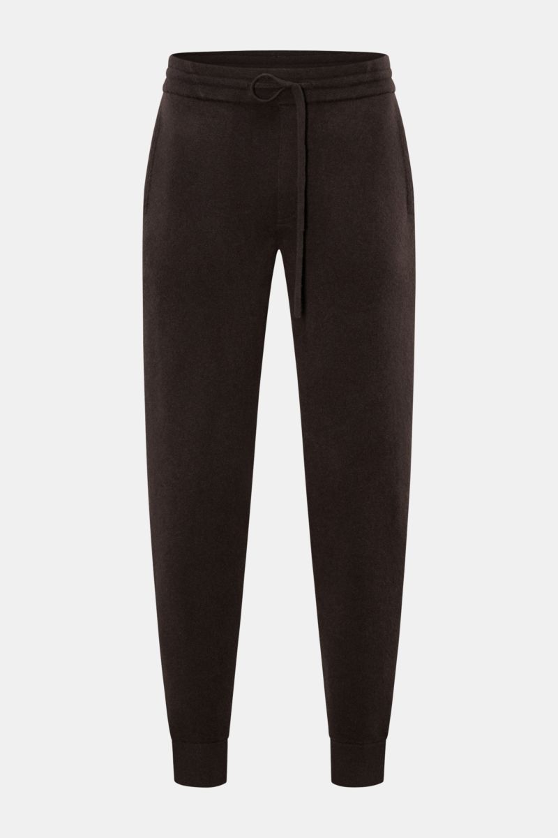 von Braun Cashmere Jogpants dunkelbraun, frontale Ansicht, weiche, wärmende Jogpants aus reinem mongolischem Cashmere mit Tapered Fit, hohem Bund, elastischem Tunnelzug, angedeutetem Eingriff, schrägen Hüft- und Leistentaschen.