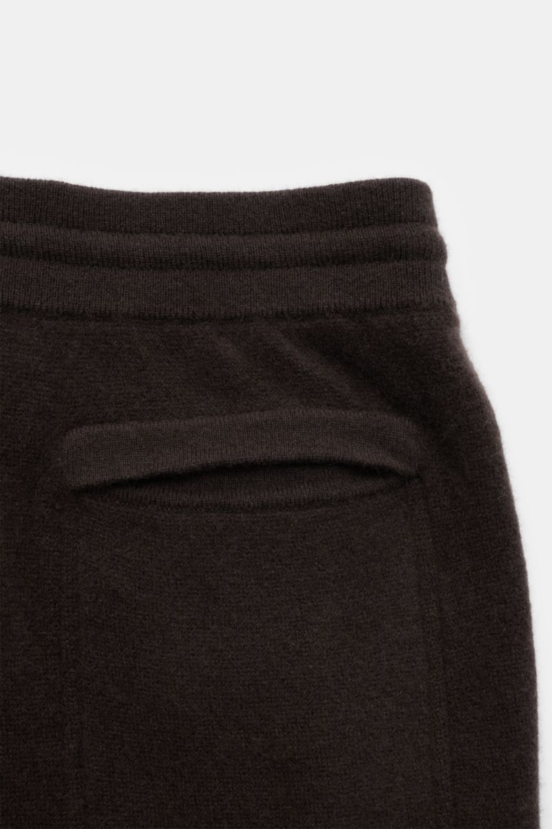 Nahaufnahme der von Braun Cashmere Jogpants dunkelbraun mit hoher Bundhöhe, elastischem Tunnelzug und Leistentasche am Gesäß aus feinem Cashmere.