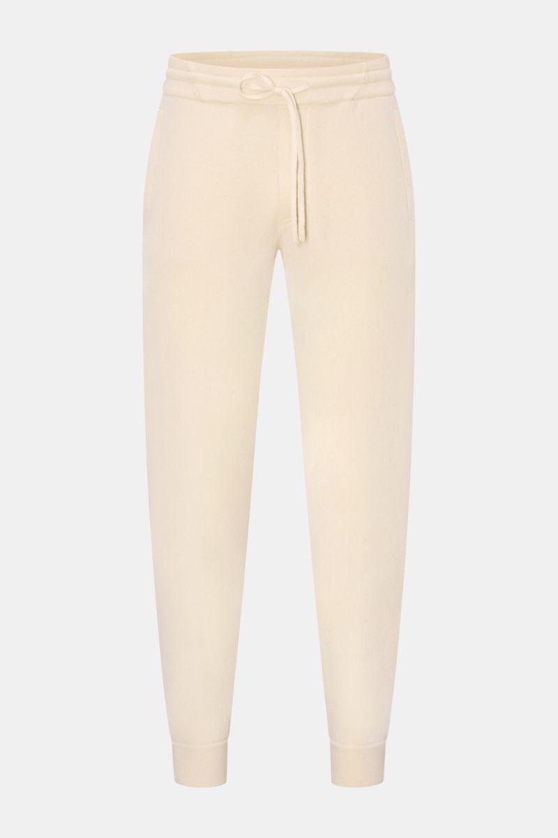 von Braun Cashmere Jogpants creme, Frontansicht, weiche, warme Jogpants aus reinem mongolischem Cashmere mit hohem Bund, Tunnelzug, schmal zulaufend, Hüft- und Gesäßtaschen.