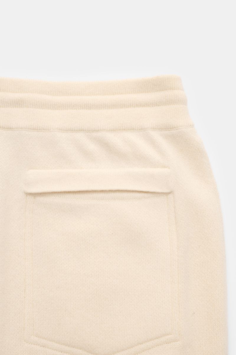 Nahaufnahme der Rückseite der von Braun Cashmere Jogpants creme aus weichem, reinem Cashmere, mit elastischem Bund und Leistentasche.